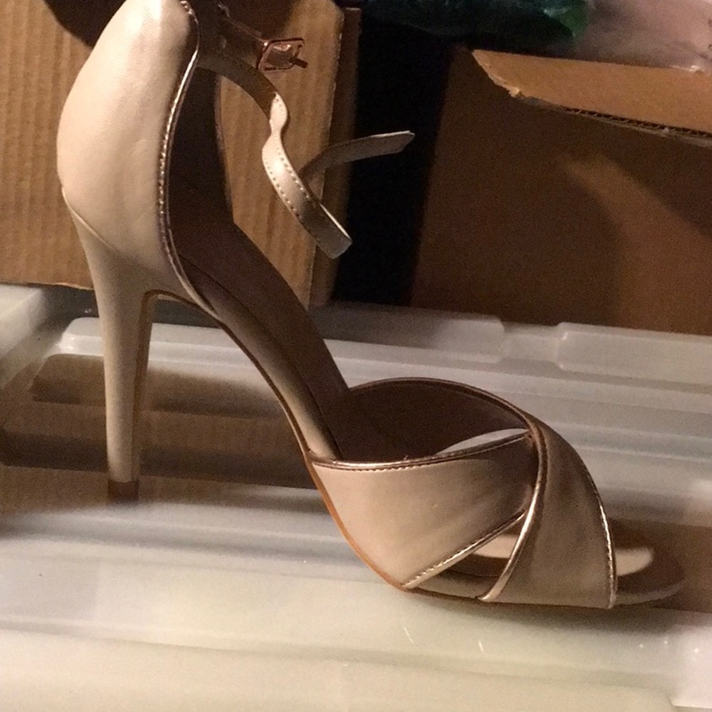 Express Sandals - Picture 3 of 10